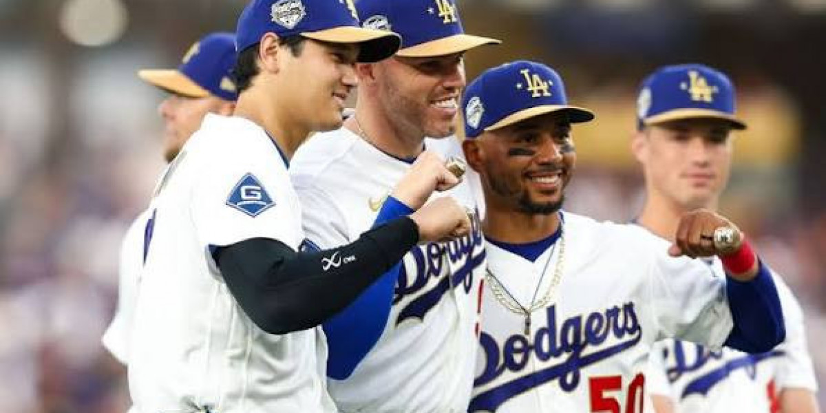 Dodgers notes: Kik Hernndez, Cesar Izturis, Chavez Ravine